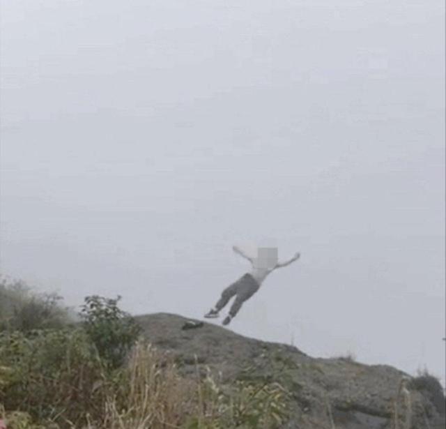 湖南年轻女孩在四川峨眉山景区跳崖自杀身亡游客多方劝阻无果