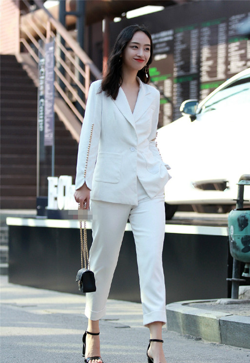 深圳街拍,白色西服套装,大红色的口红恰到好处,成熟知性美
