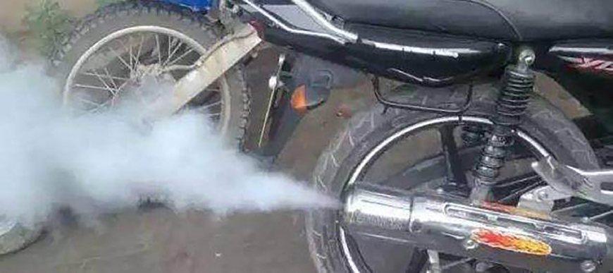 摩托车排气管冒出呛人的蓝烟, 这是怎么回事? 咋解决呢