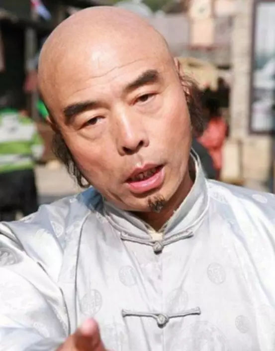 张老爷子在电视圈履历丰富,例如《京都往事》中的刘德林,《背着奶奶