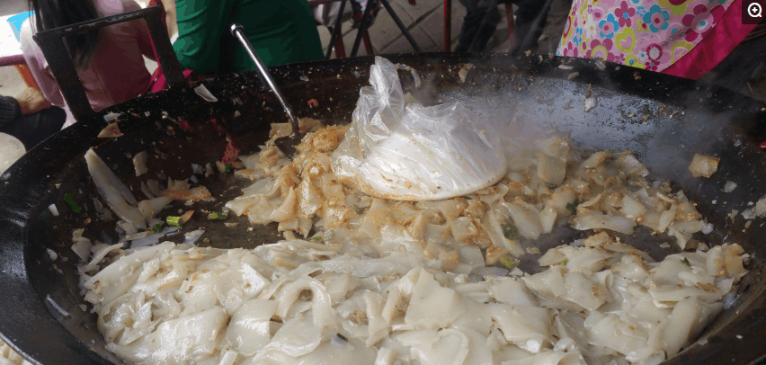 农民集市上卖灵宝名吃炒凉粉, 5块钱一碗, 一天能卖几百碗