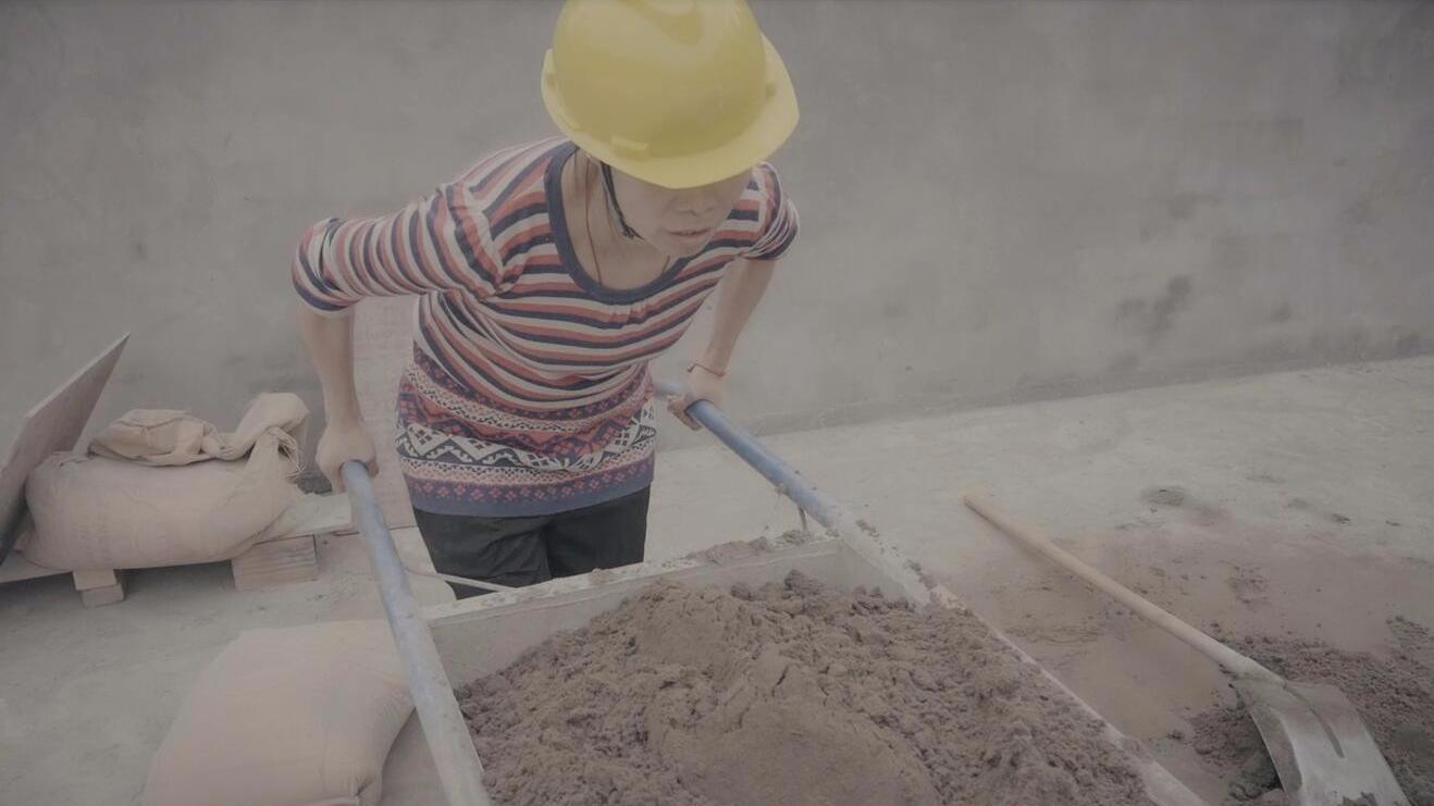 妻子为了还清丈夫生前的债,每天去工地搬砖干活,只为一个承诺!