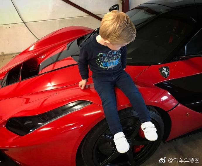 土豪的孩子从出生那一刻起,"摇篮"就是超跑法拉利,你比的了吗