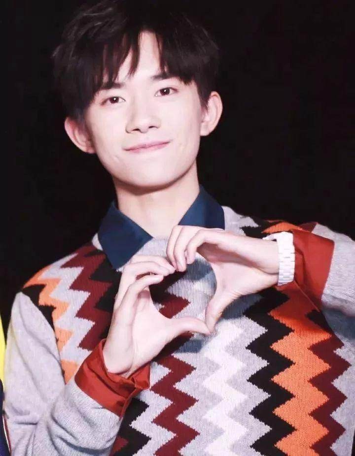 易烊千玺成人礼被黄牛利用,粉丝钱真好赚经纪人王思思或许是出于好心