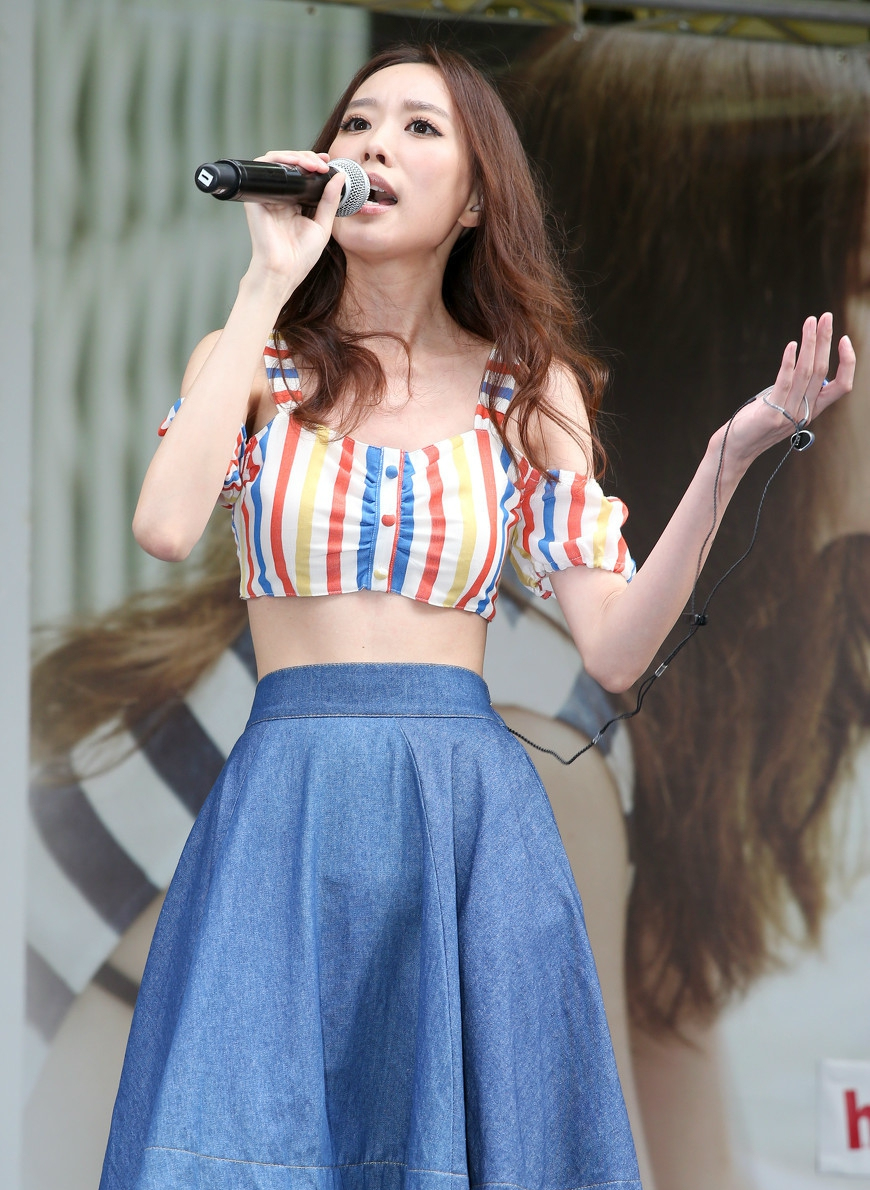 刘容嘉亮相某活动网友,这小蛮腰比我大腿还细|刘容嘉