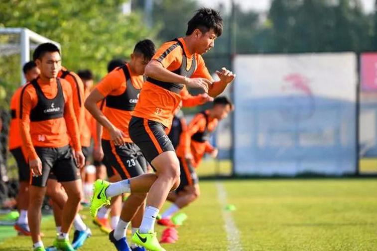 鲁能集结备战广州富力拒谈伊涅斯塔加盟话题 