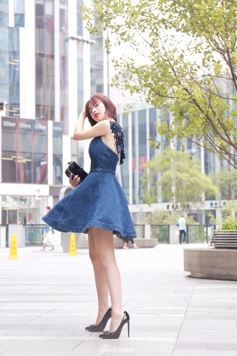 梁缘露背时尚写真风情万种展完美曲线