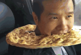 爆笑gif: 大哥, 你时间统筹一流, 开车吃大饼两不误! 真是佩服