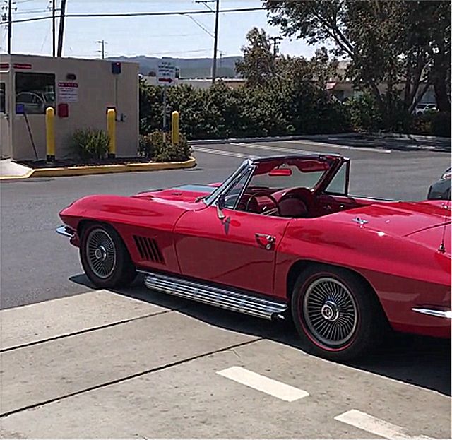 加油站偶遇50年车龄的科尔维特c3,外观酷似跑车,内饰却很简陋