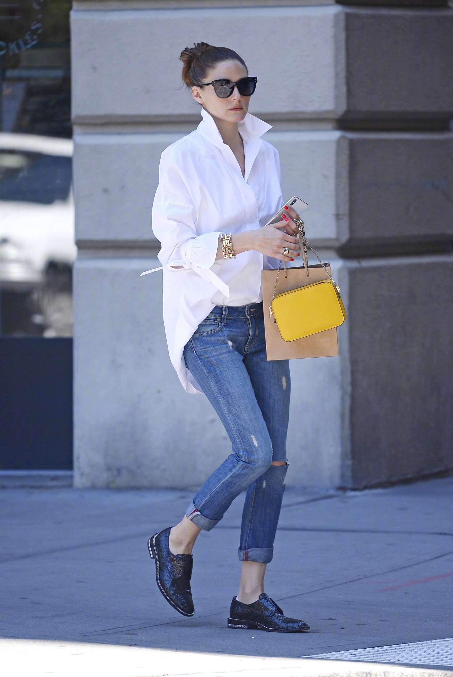 名媛olipalermo白衬衫牛仔裤在纽约外出的街拍