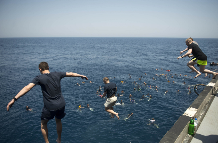 最新!美国海军竟集体被迫跳海?真实原因令人啧啧称奇