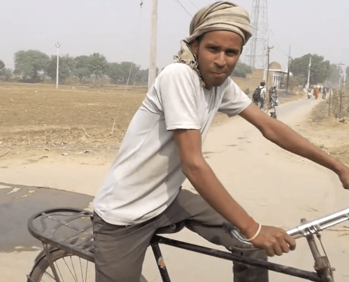 在印度农村中国游客把二八大杠骑得很溜全村人跑来围观
