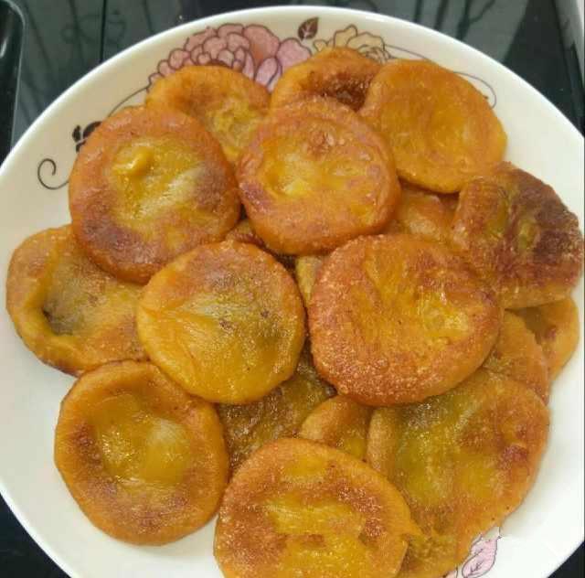 主料:南瓜,糯米粉,豆沙馅,糖粉,南瓜饼的做法步骤1.