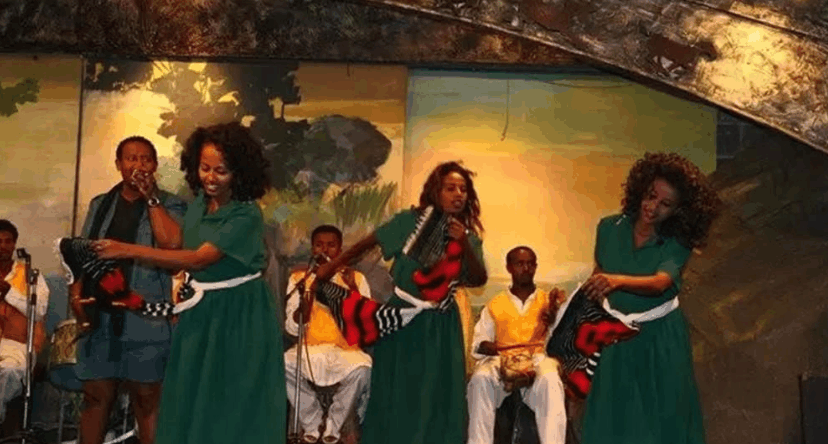 换了一套服装,演员们又上来跳舞了.