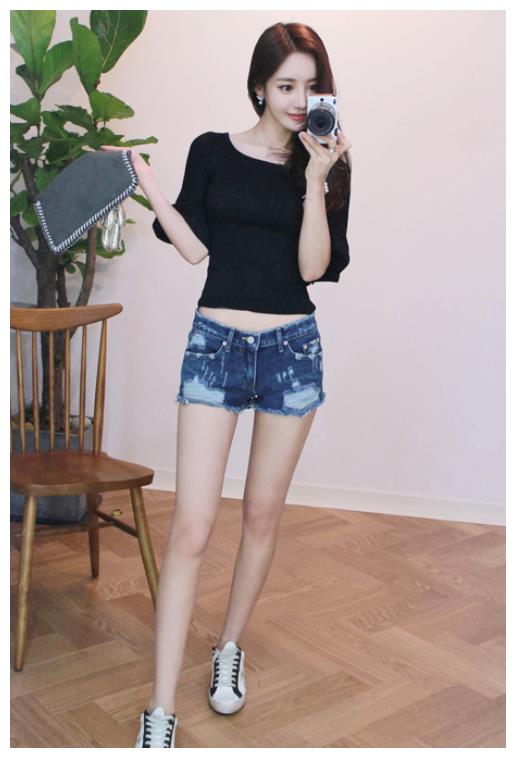 时尚穿搭:甜美温婉的牛仔短裤美女,展现青春张扬感!