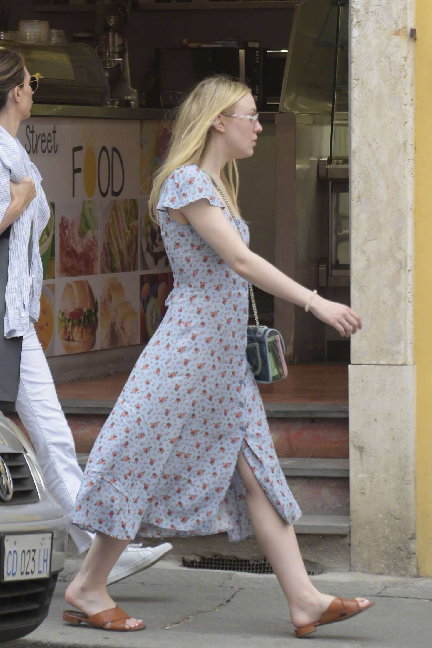 dakotafanning在罗马的街拍身穿的是reformation印花长裙
