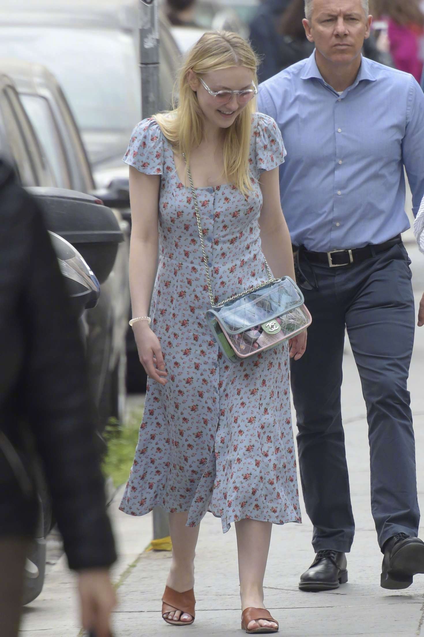 dakotafanning在罗马的街拍身穿的是reformation印花长裙