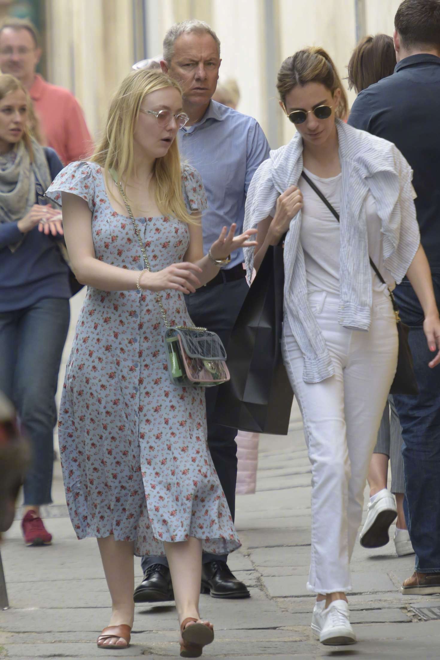 dakotafanning在罗马的街拍身穿的是reformation印花长裙