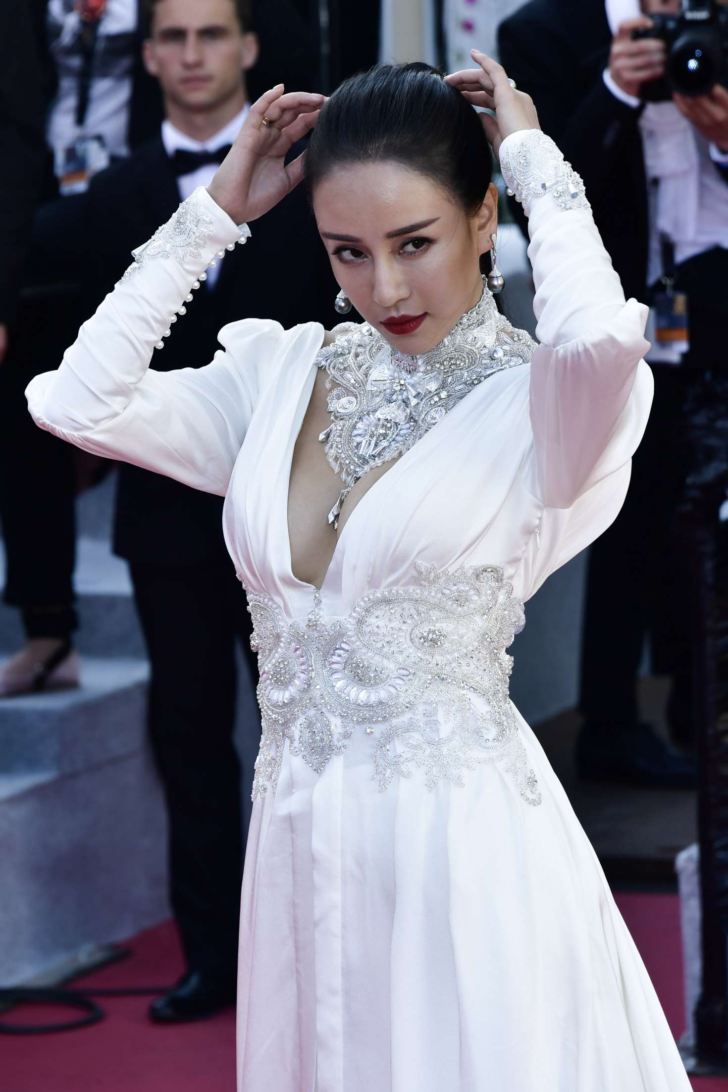 母其弥雅出席戛纳电影节首映式网友熟悉的瑜伽女神又回来了