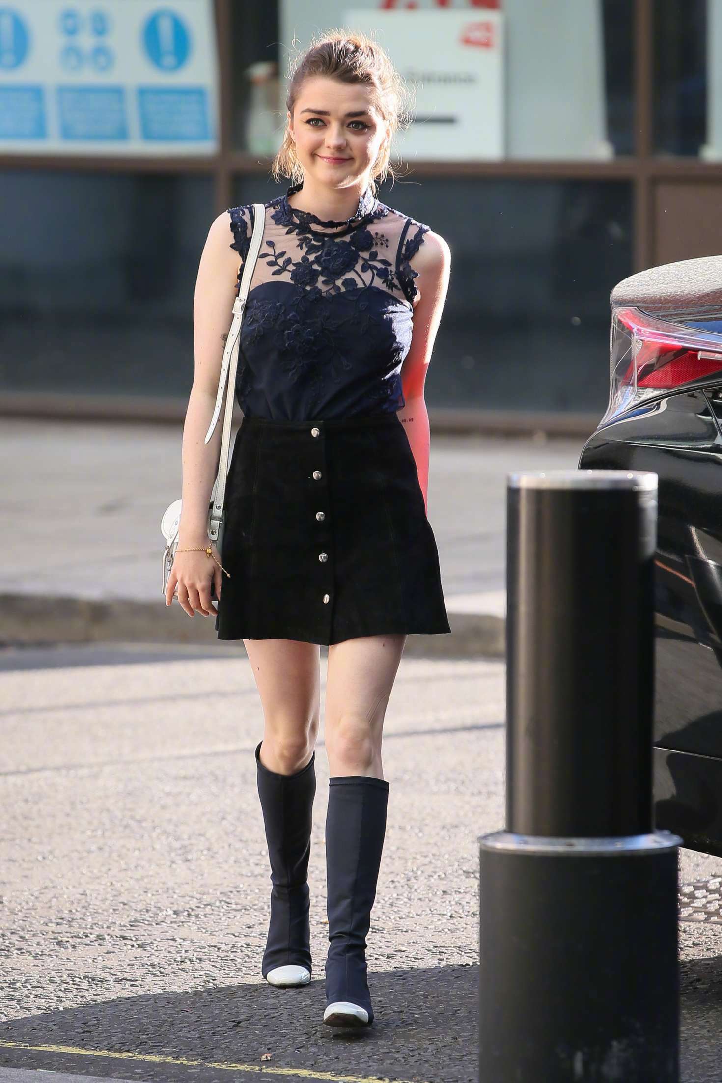 可爱的二丫 maisie williams 身穿短裙在伦敦现身bbc radio one studi