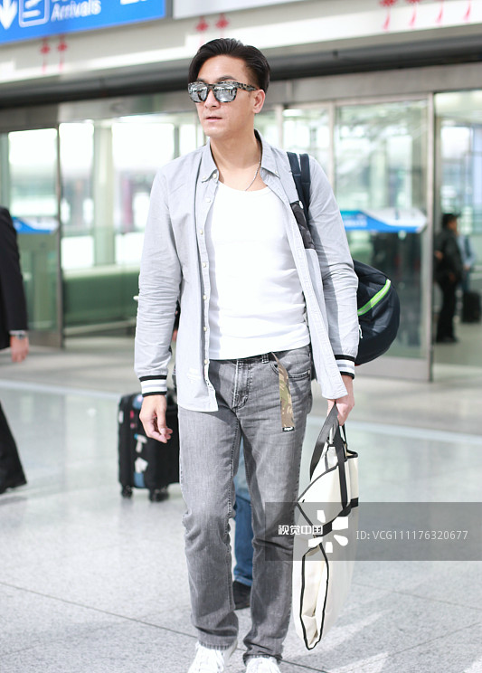 tvb男神马国明衬衫清爽现身儒雅干净俯身小细节展绅士风度