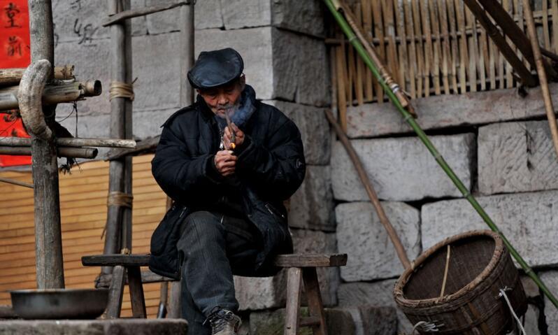 82岁老人住石洞55年, 妻女都患病离世, 只留他孤独一人