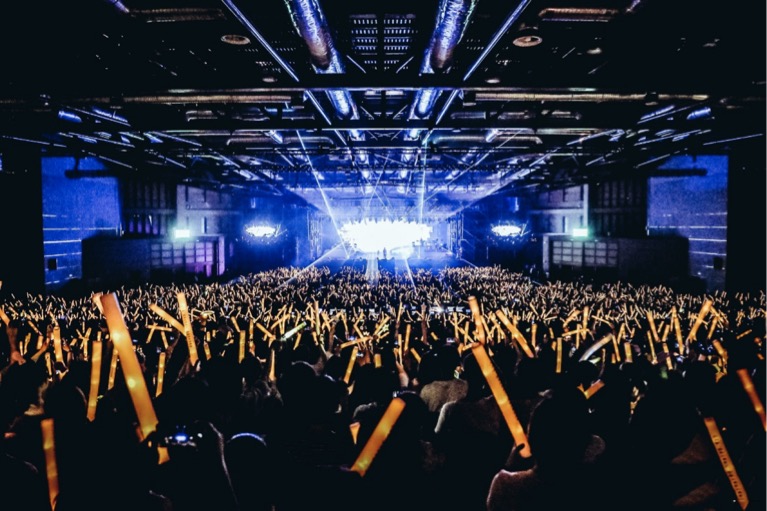 毛不易个唱首跳鬼步舞上热搜 现场万人灯海应援人气爆棚