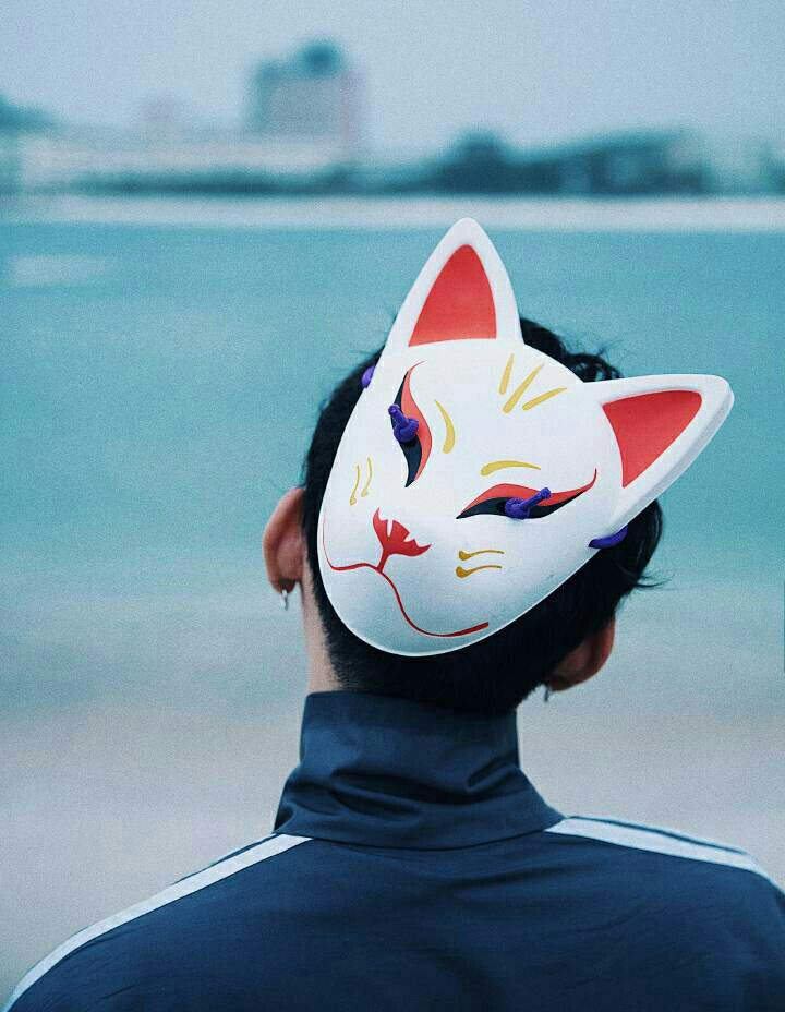 狐狸是日本文化中稻荷神的象征,是人类和神之间的信使,而佩戴狐面面具