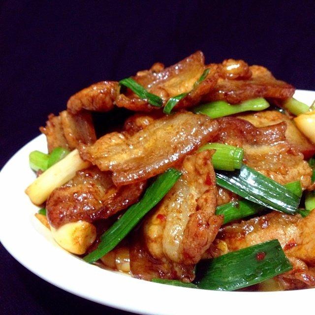 三,生炒五花肉4,将平底锅烧热,把腌好的肉片平摊在锅中小火慢煎,两面