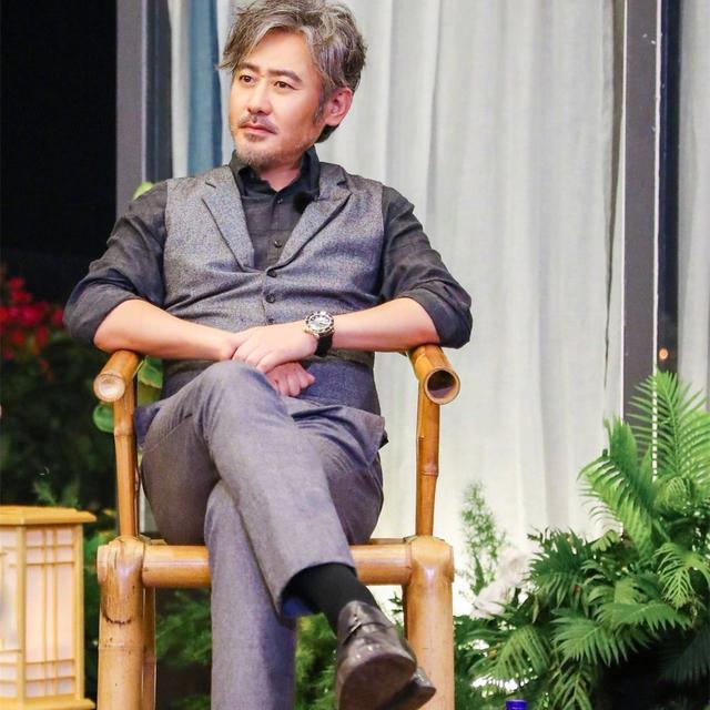 50岁吴秀波不愧是"国民潮叔",一身牛仔实力演绎男人越老越有味