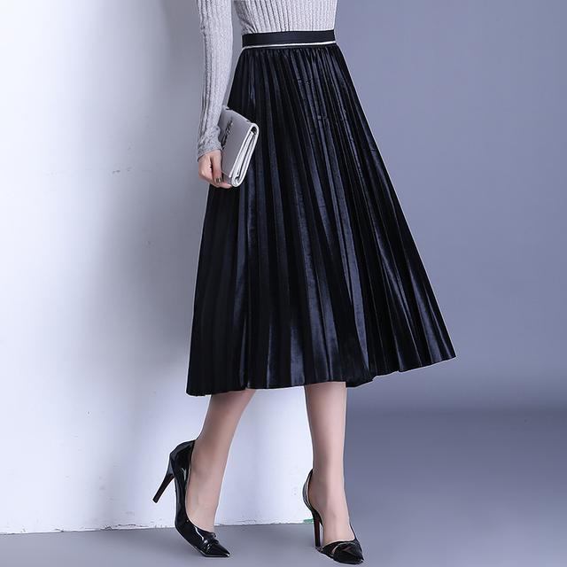 秋冬穿金丝绒卫衣+百褶半身裙,时尚洋气,俏丽