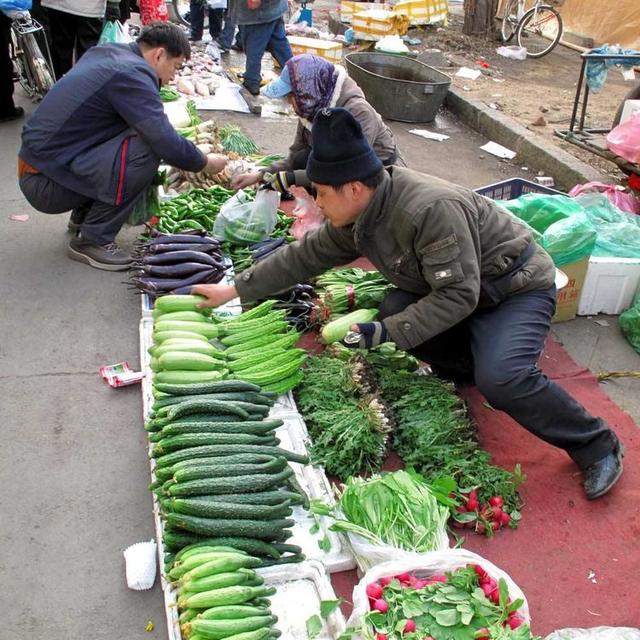 小伙为十元菜钱要砸卖菜老太菜摊,看到老太女儿,小伙赶紧道歉