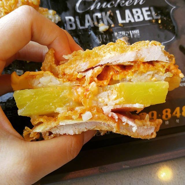 韩国肯德基最近推出了一款限时4周的新品汉堡"炸鸡菠萝堡"~这个产品