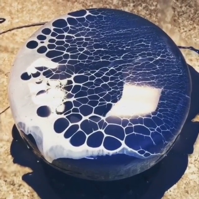 一个海蓝色的淋面蛋糕,搭配上淡淡的牛奶,居然可以这么漂亮!