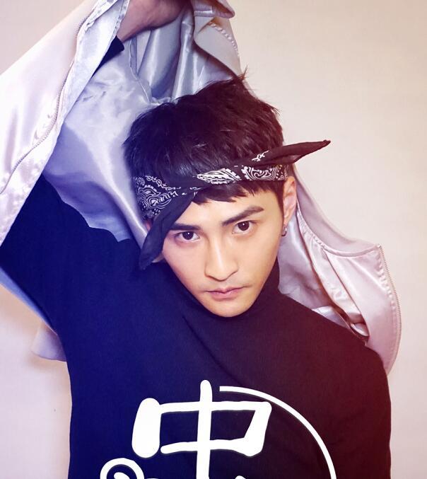 但黄雨权还是很能吃苦的,据说他对于3unshine的行为特别理解也没有