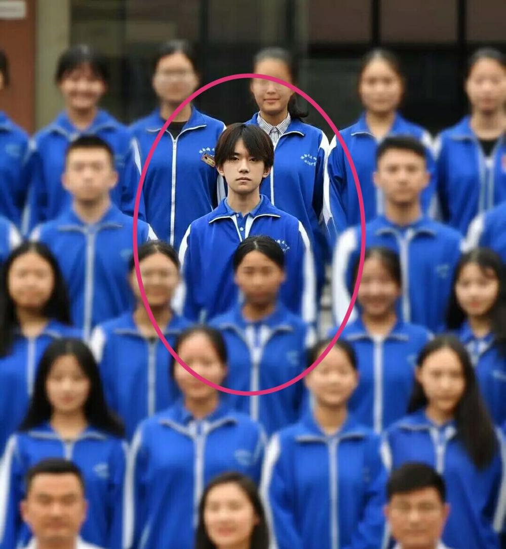 易烊千玺高中毕业照曝光 穿校服表情严肃一脸正气