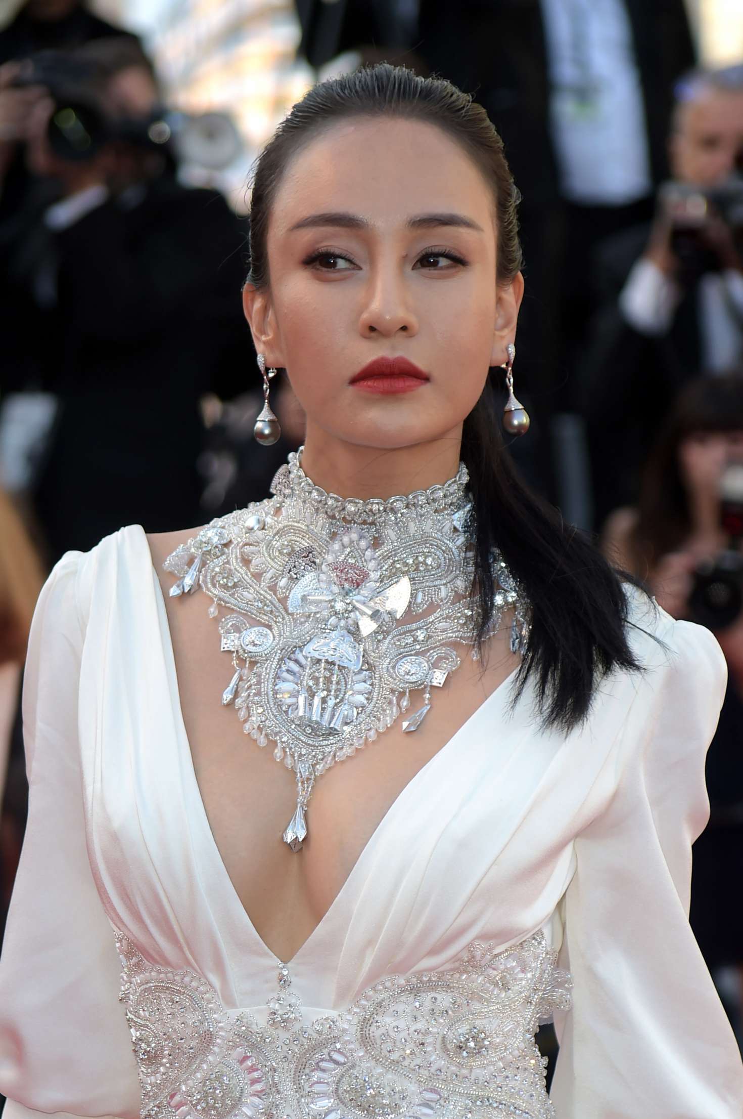 母其弥雅出席戛纳电影节首映式网友熟悉的瑜伽女神又回来了