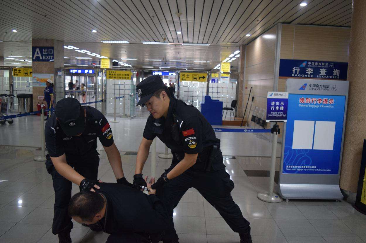 假房东冒收转让费,逃亡终被警方抓获