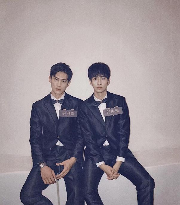 《声入人心》萌呆小哥哥刘彬濠曝后台照,变身高冷王子