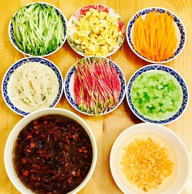 捞出过凉水沥干水分盛入盘中,放入自己喜欢的的菜码浇上炸酱浇点海米