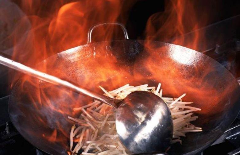 为什么饭店的大厨用双耳铁锅炒菜呢? 说出来你都不敢相信