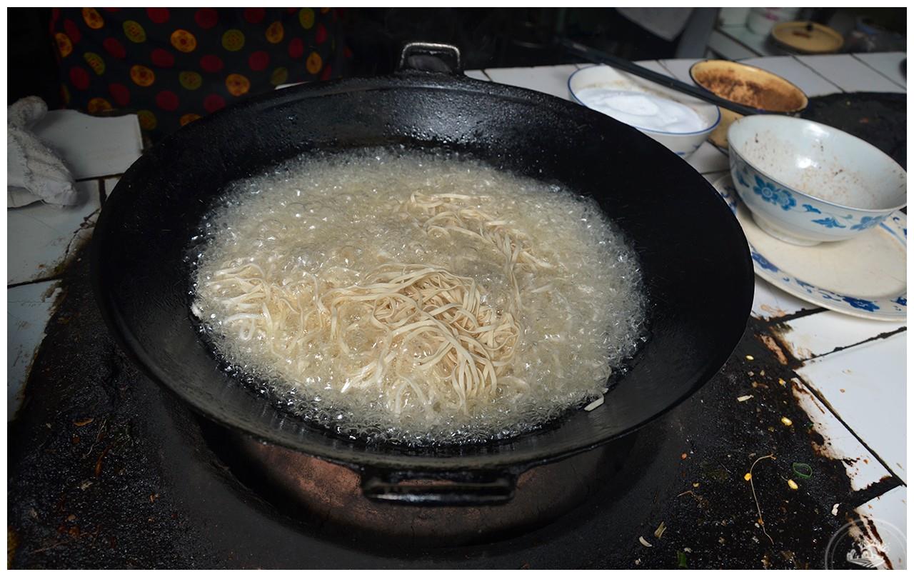 河南的这种油炸面,在油锅里面一过,老顾客才有机缘尝的怪异味道