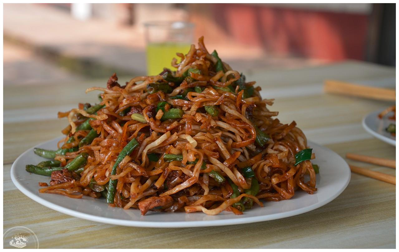 河南的这种油炸面,在油锅里面一过,老顾客才有机缘尝的怪异味道