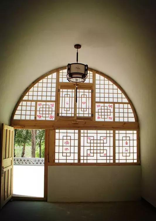 已经完工的窑洞群落即将完工的仿古建筑正在完善绿化植被全方位俯瞰图