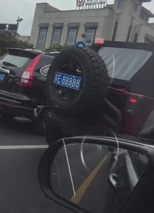 江苏豪车 苏e88888,不是宾利,不是rr,不是迈巴赫,挂在这车上,也.