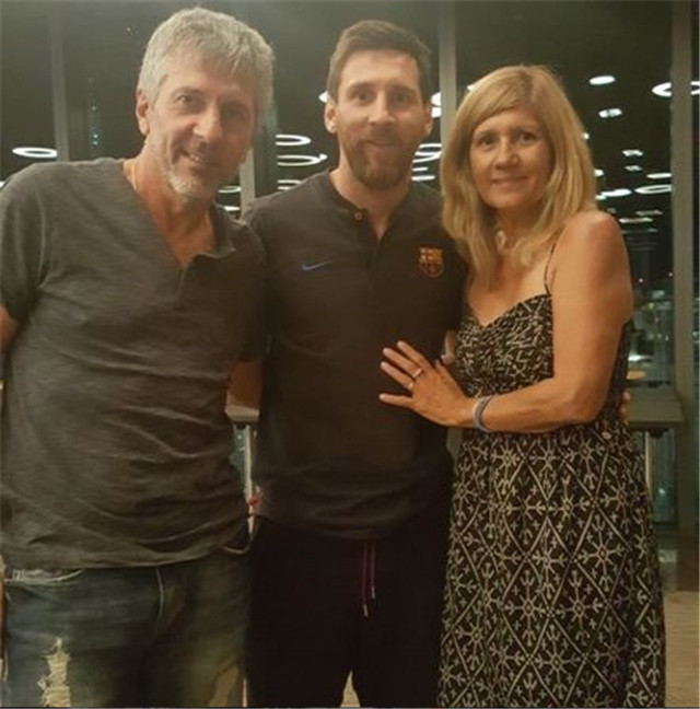 他便是里奥·梅西,87年6月24日出生在阿根廷,00年加入巴塞罗那俱乐部