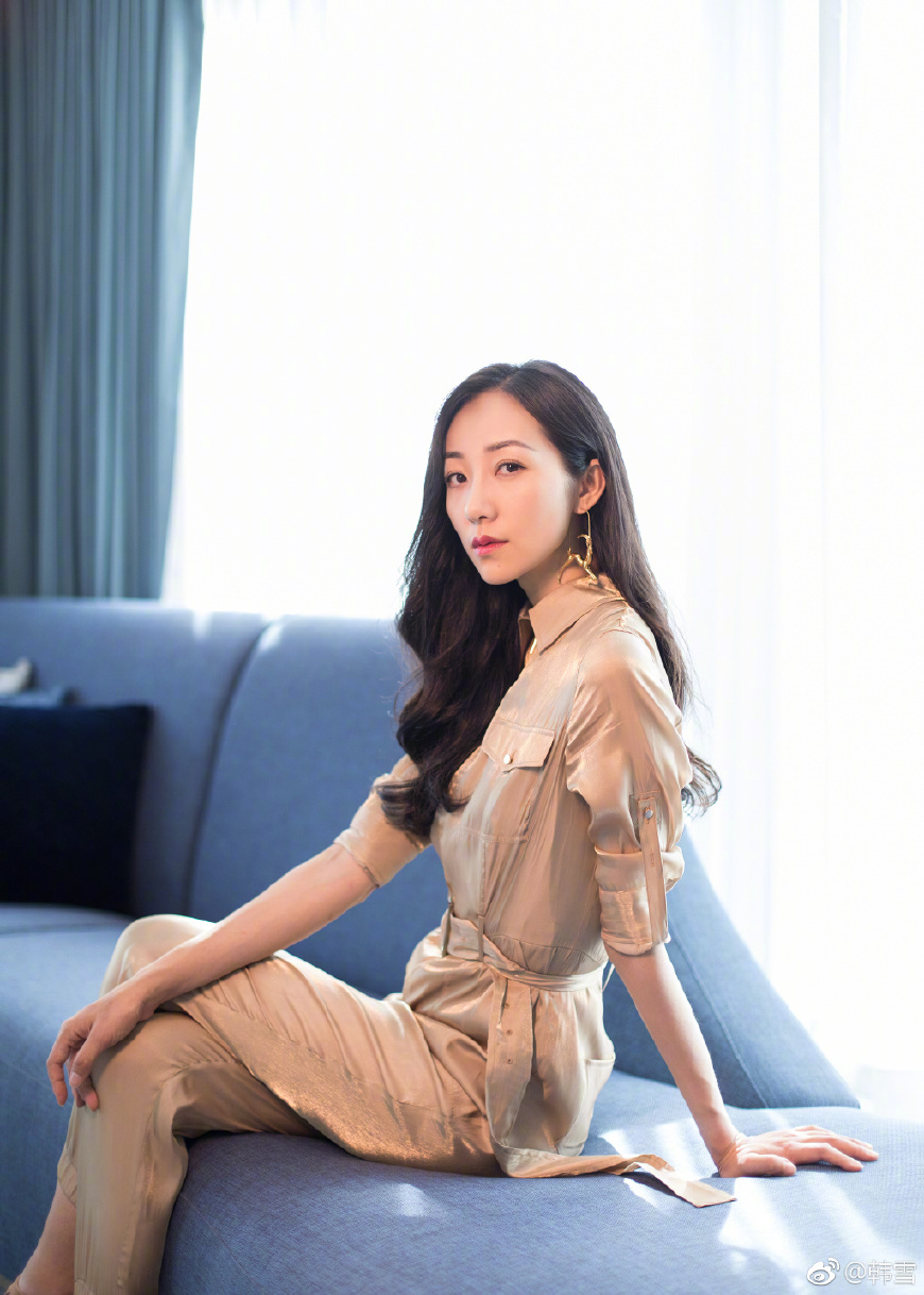 韩雪大波浪卷发搭配白色紧身连衣裙,气质温婉优雅,真漂亮