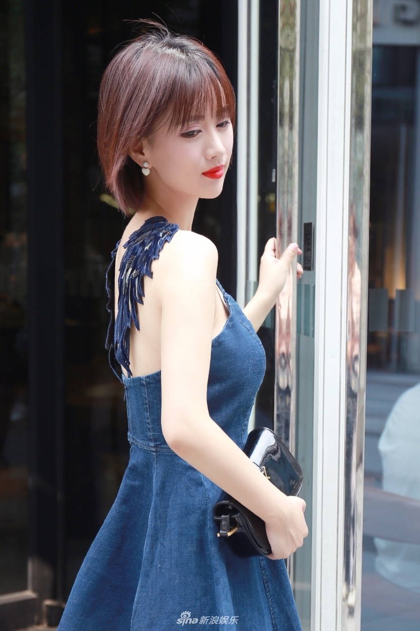 梁缘露背时尚写真风情万种展完美曲线