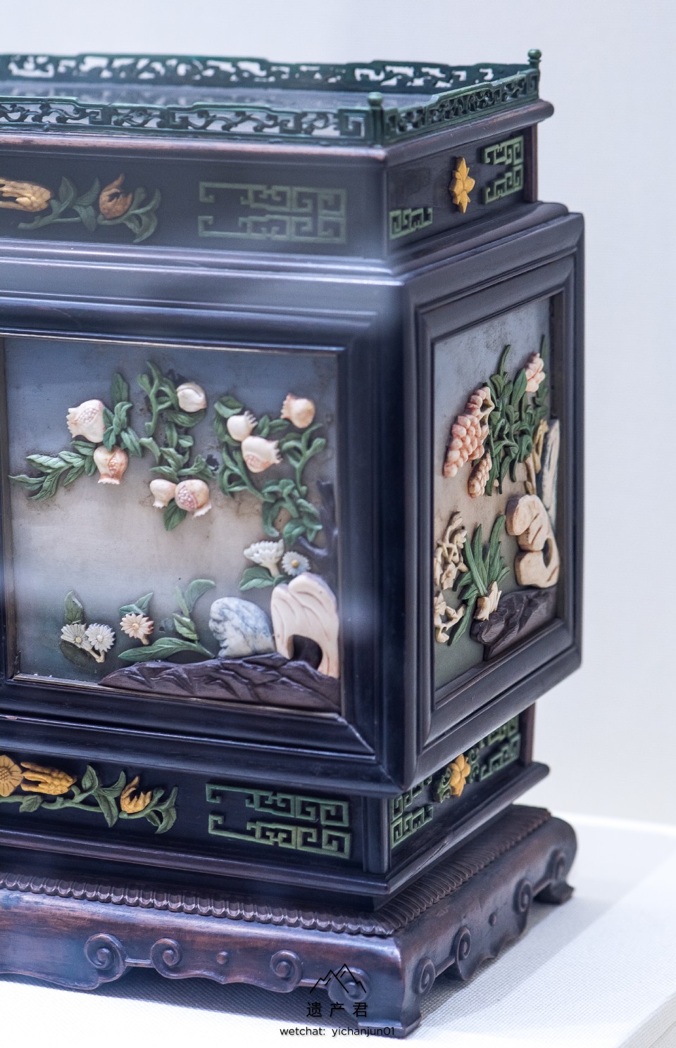 沈阳故宫博物院藏· 清代红木染牙三多花卉梳妆盒