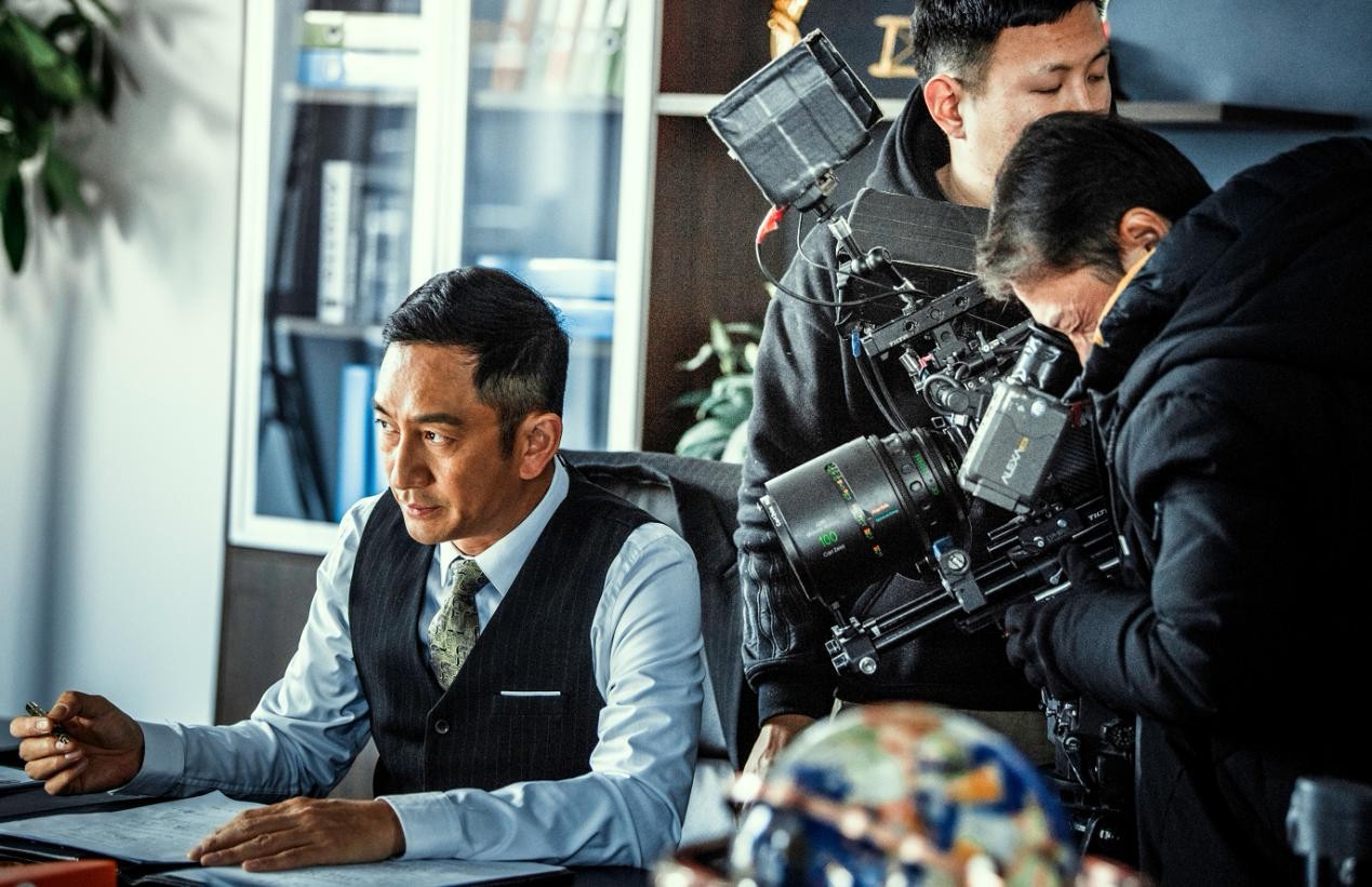 《站住!小偷》郑云吴启华飙戏 超燃画风初显端倪